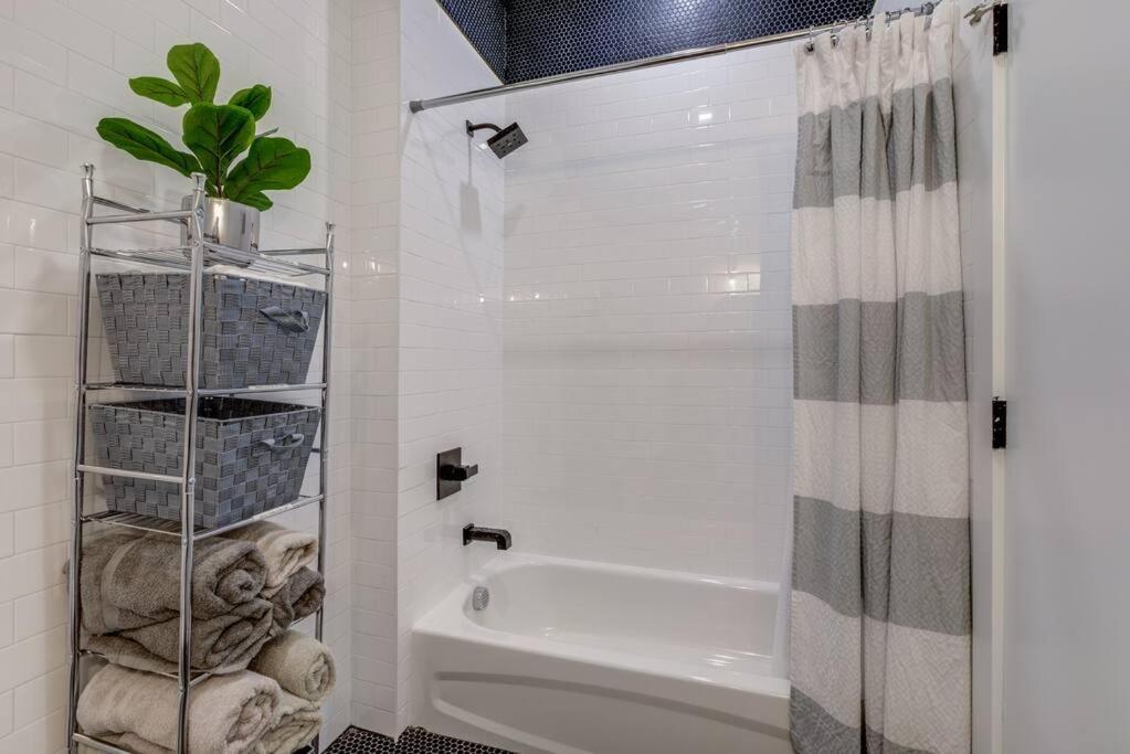 Luxury Designer Theme 2Br Apt Near Nyc / Thepath Apartment Newark Bagian luar foto